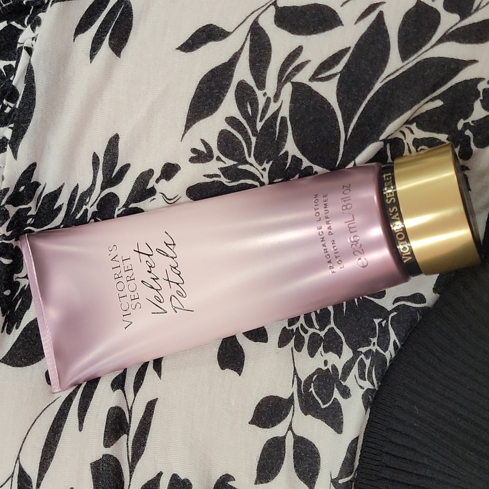Victoria's Secret Velvet Petals Fragrance Lotion 8 fl oz